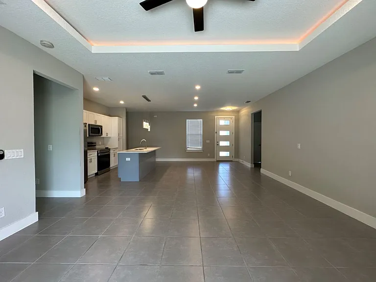 207 Begonia Ln — Photo 3