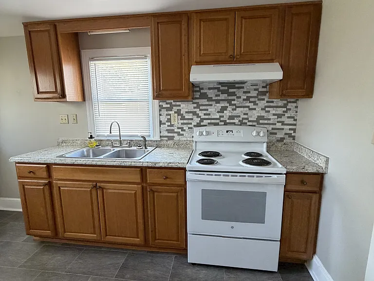 406 Maple St — Photo 5