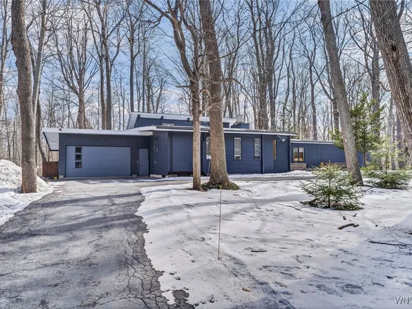 395 Hopkins Rd, Buffalo, NY 14221