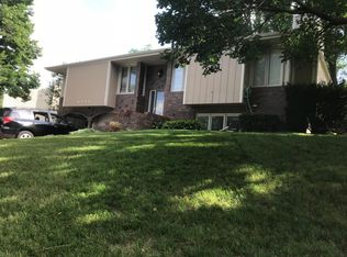 6411 Oakridge Dr, Lincoln, NE 68516