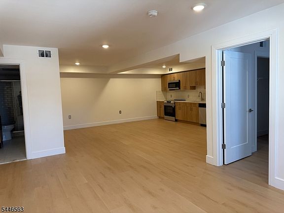 4th image of 627 Valley Rd Unit D