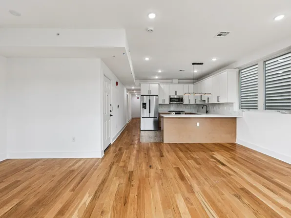 1003 Summit Avenue image 8 of 32