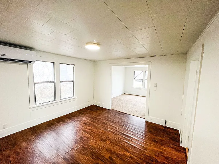 120 E Maple St — Photo 5