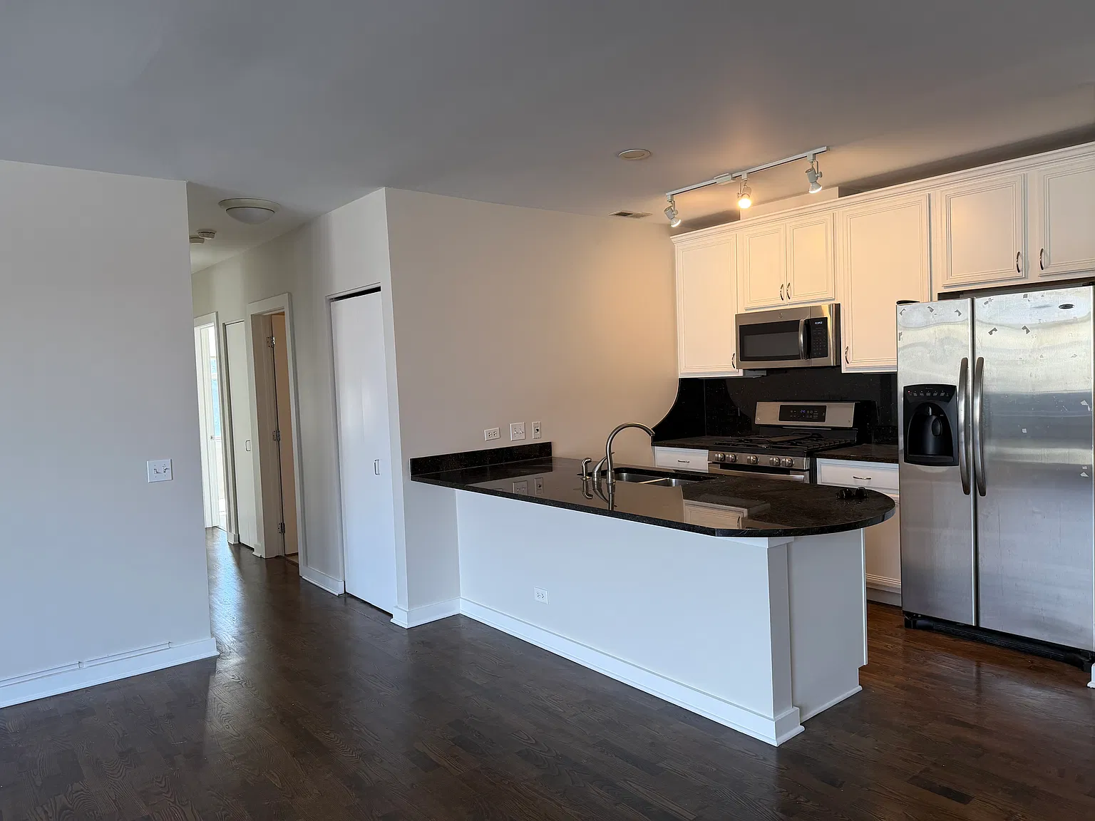 2 bed, 1100 sqft, $2,200 — Photo 3