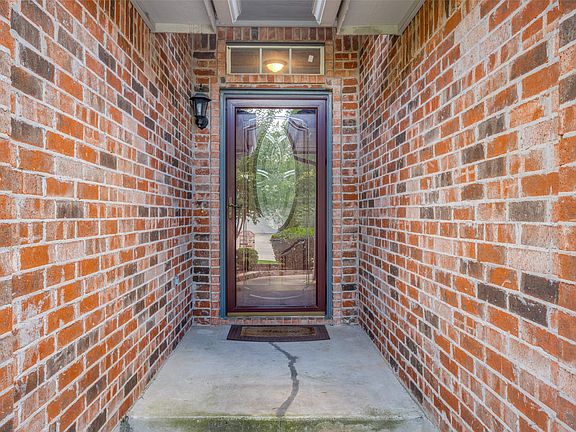 3rd image of 520 Chateau Ct