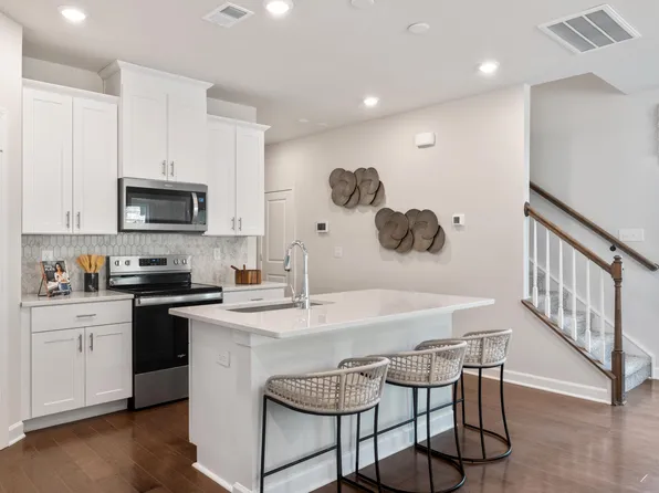 811 Stream View Ct, Mebane, NC 27302