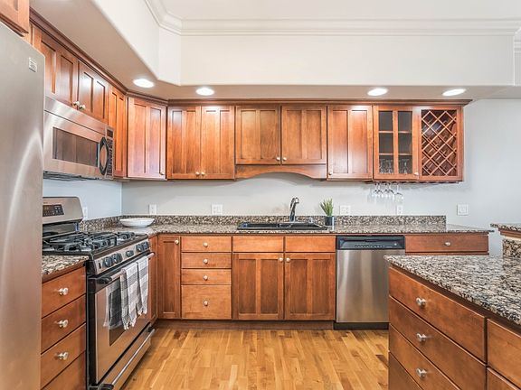 5th image of 320 32nd St #109