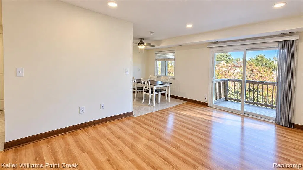 2 bed, 1.5 bath, 923 sqft, $1,400 — Photo 2