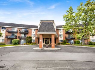 1188 Royal Glen Dr APT 126, Glen Ellyn, IL 60137