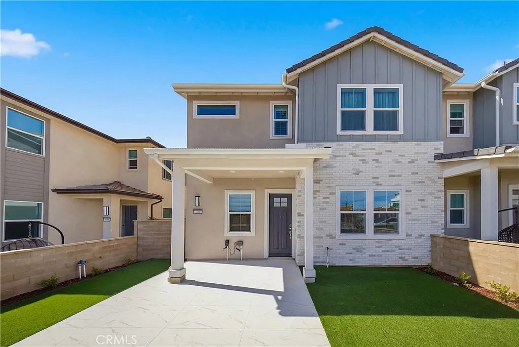 4 bed, 2.5 bath, 2100 sqft, $5,500 — Photo 2