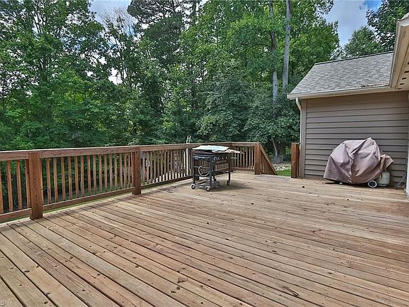 4th image of 135 Holly Hill Dr