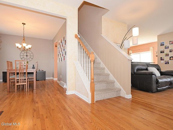 5th image of 4 Surrey Dr