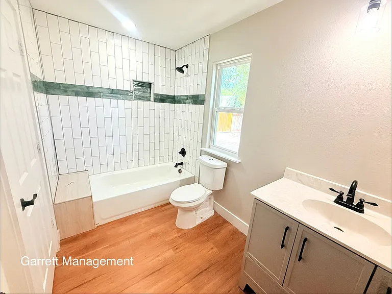 505 W Avenue C — Photo 8