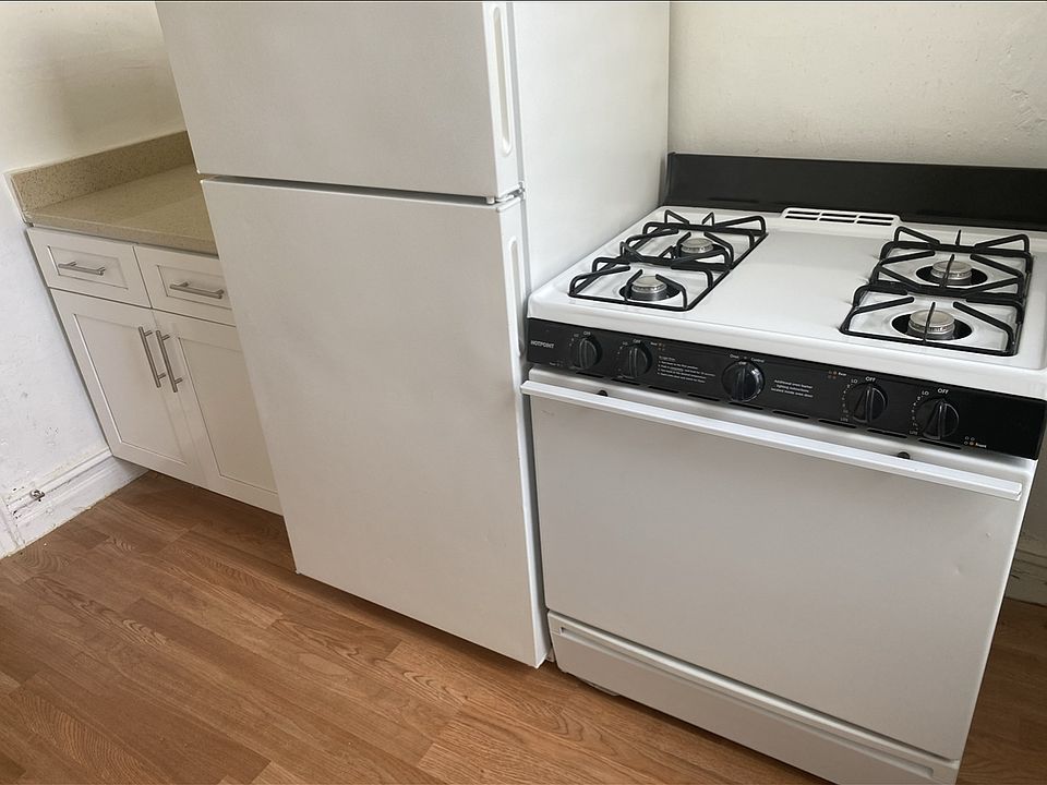 2nd image of 25 Clarendon Ave APT 4
