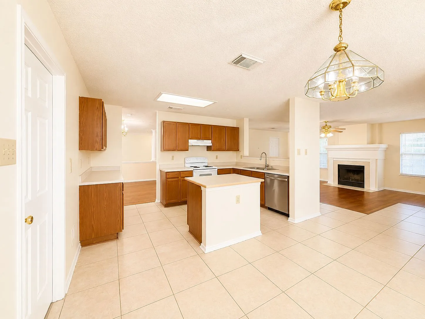 4 bed, 2.5 bath, 3288 sqft, $1,850 — Photo 4