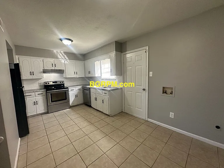 1099 W Elm St — Photo 5