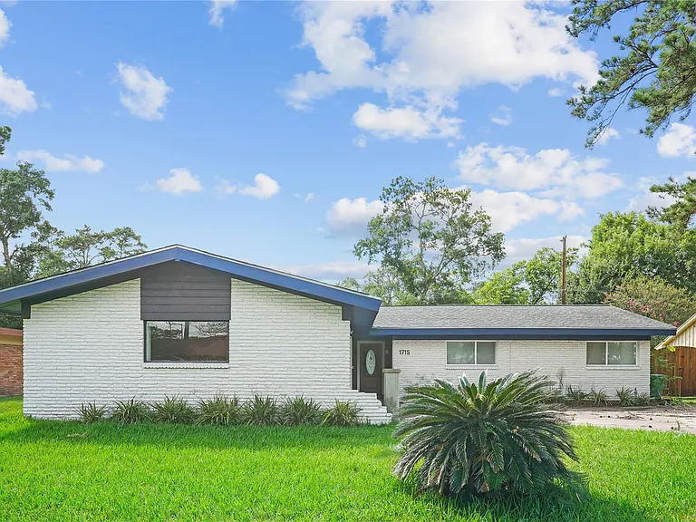 1715 Imperial Crown Dr — Photo 1