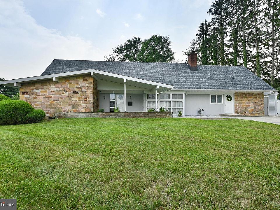 1st image of 8 Windover Ln