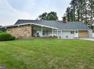 8 Windover Ln, Willingboro, NJ 08046