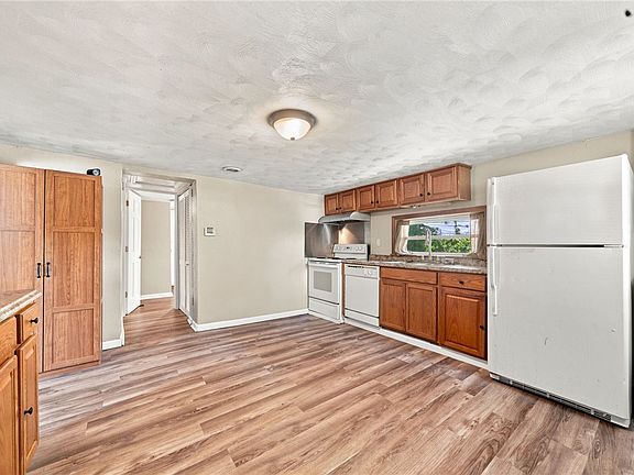 3rd image of 2521 Portland St