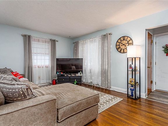 4th image of 303 Harwood St