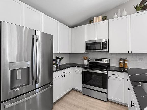 5th image of 1073 Vardon Meadows Dr