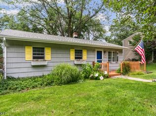 9 Hillside Ter, Andover, NJ 07821