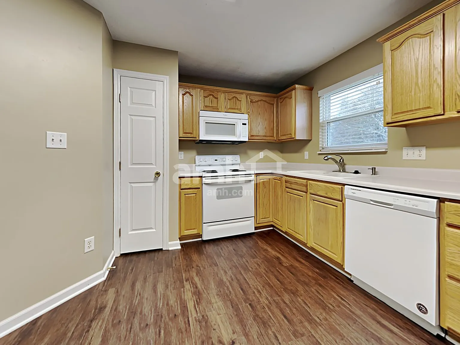 4 bed, 2.5 bath, 1632 sqft, $2,395 — Photo 3