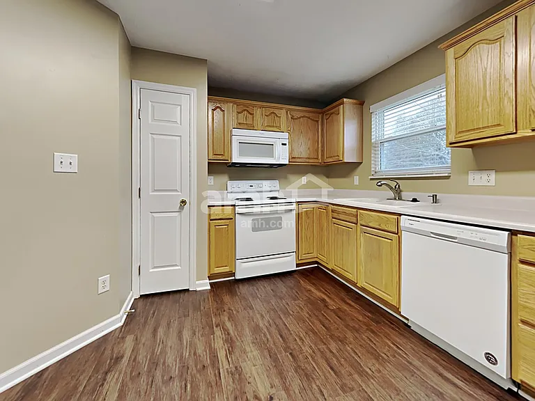 699 Thornton Dr — Photo 3