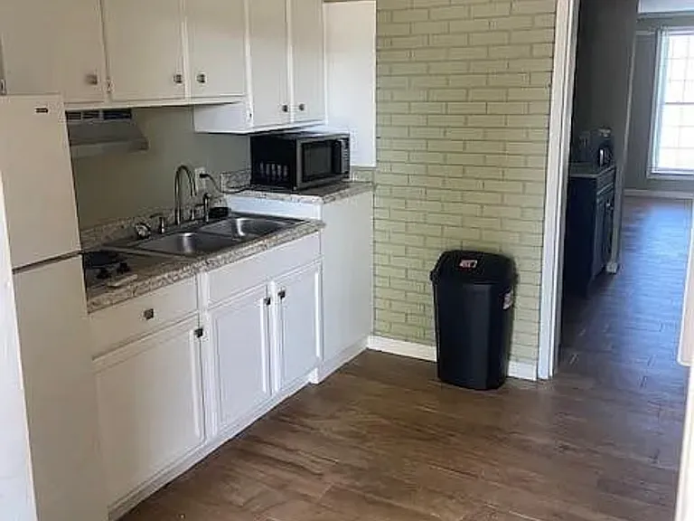 113 W College Ave #4 — Photo 2