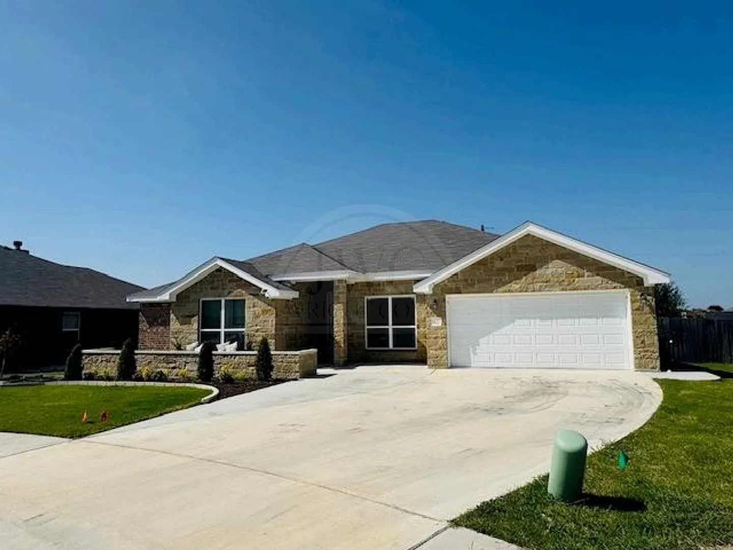 Modern 3-Bedroom Home — Photo 2