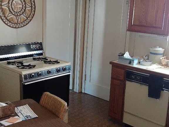 4th image of 334 Poinsettia Ave