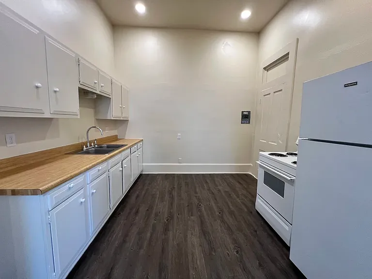 511 W Hutchison St #A — Photo 2