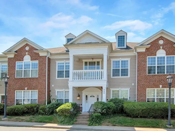 949 Glenwood Station Ln Unit 202, Charlottesville, VA 22901