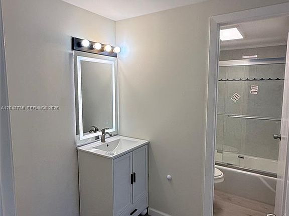 5th image of 300 Bayview Dr APT 211