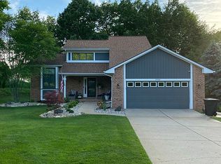 2400 Estates Dr, Highland, MI 48357