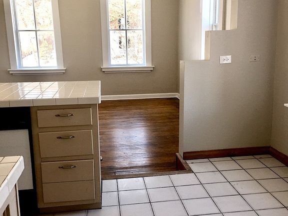 5th image of 702 6th St APT 10