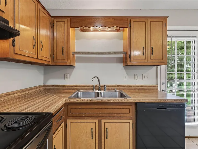 921 Kingsbury Dr #C — Photo 16
