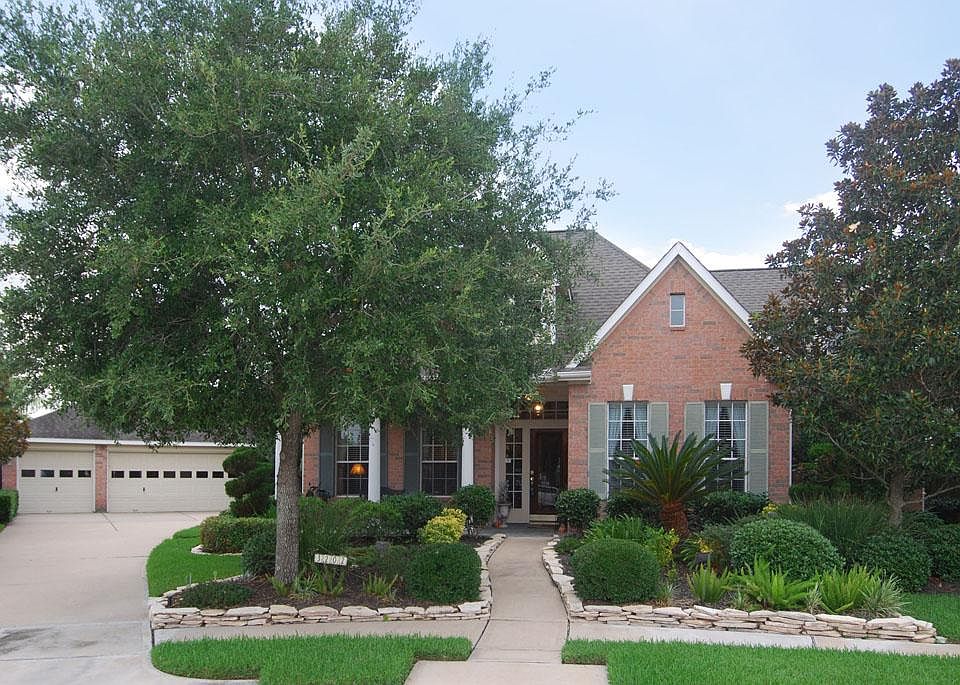 Stunning 1 1/2 story home on large cul-de-sac zoned to Silverlake Elem, and Dawson High School.