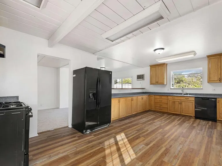 1024 Tyler St — Photo 4