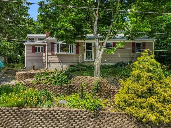 27 Royal Ave, Cranston, RI 02920