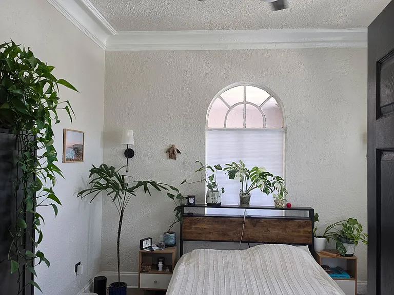 2102 W La Salle St — Photo 17