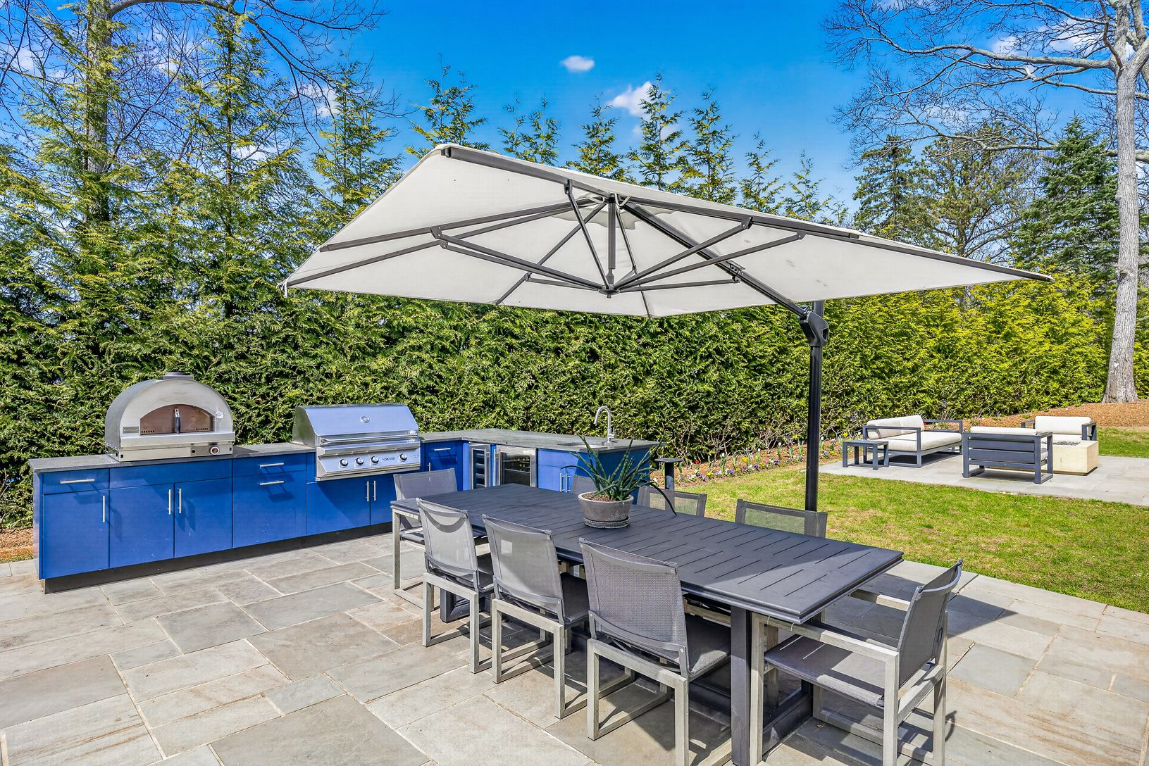  Shaded dining with pizza oven &grill