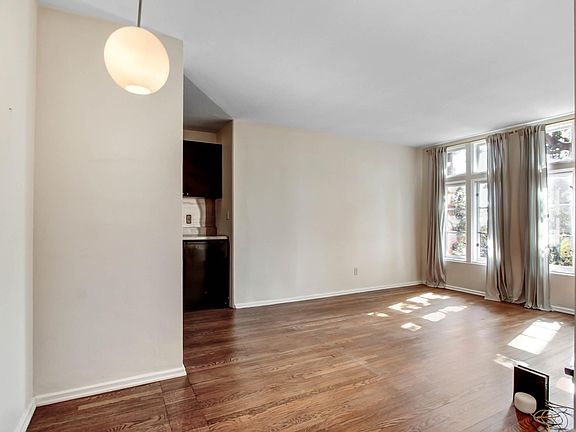 Open concept living, dining & kitchenette