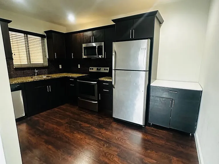 2401 SW 22nd St — Photo 5