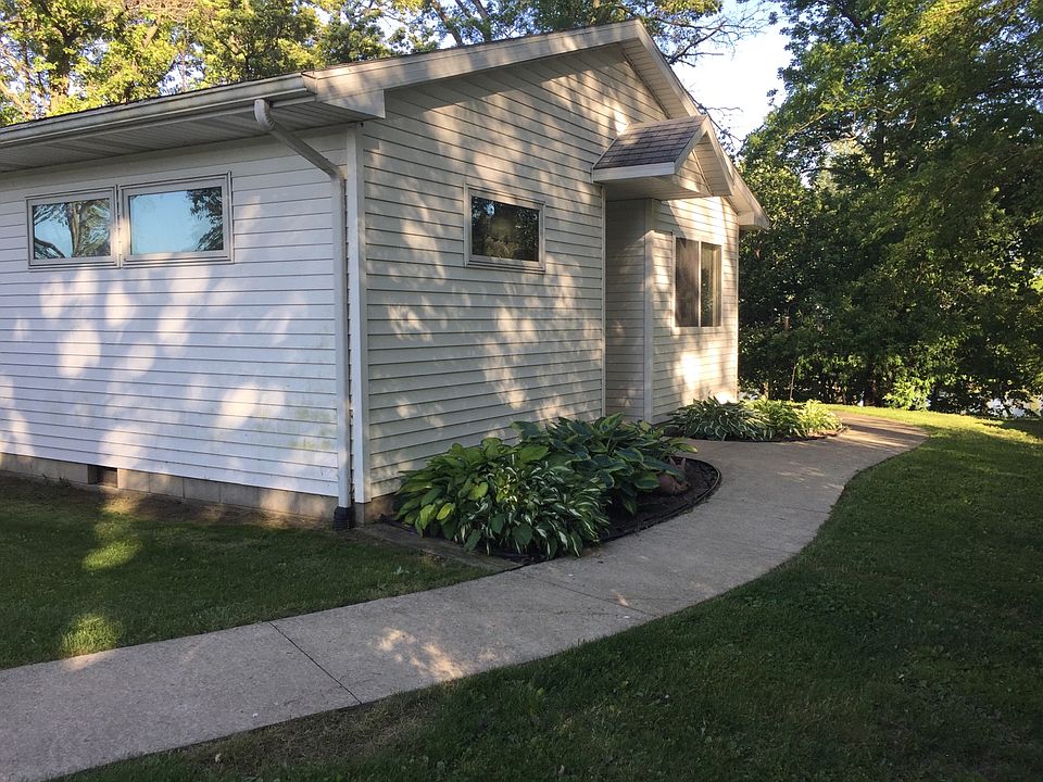 1st image of 121 W Riverdale Dr