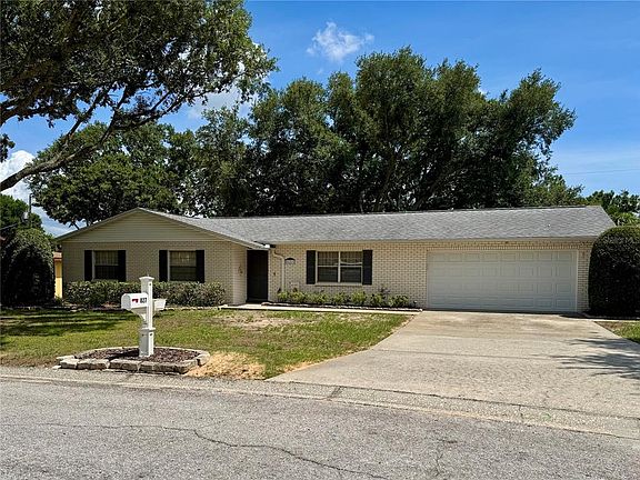 3rd image of 827 Strawberry Ln