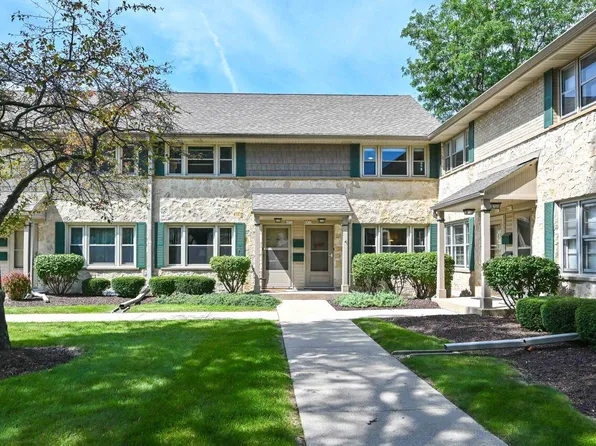 4855 North Santa Monica BOULEVARD, Whitefish Bay, WI 53217