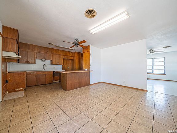 5th image of 909 Houston