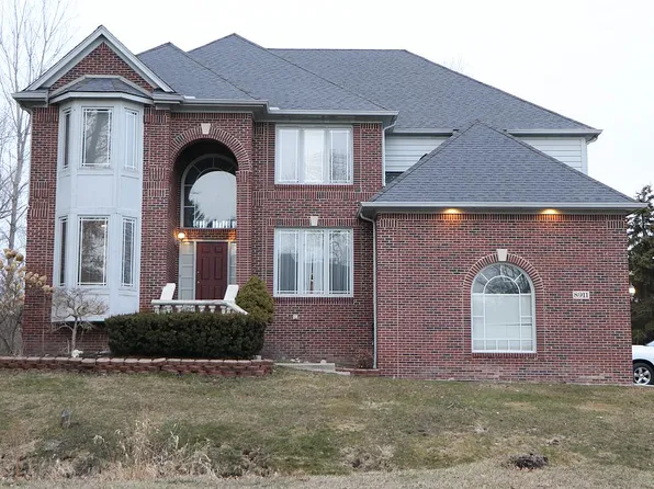 8911 Clubwood Dr, Walled Lake, MI 48390